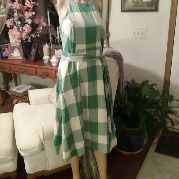 00 Dresses & Skirts - Love this dress size 12 to 14,